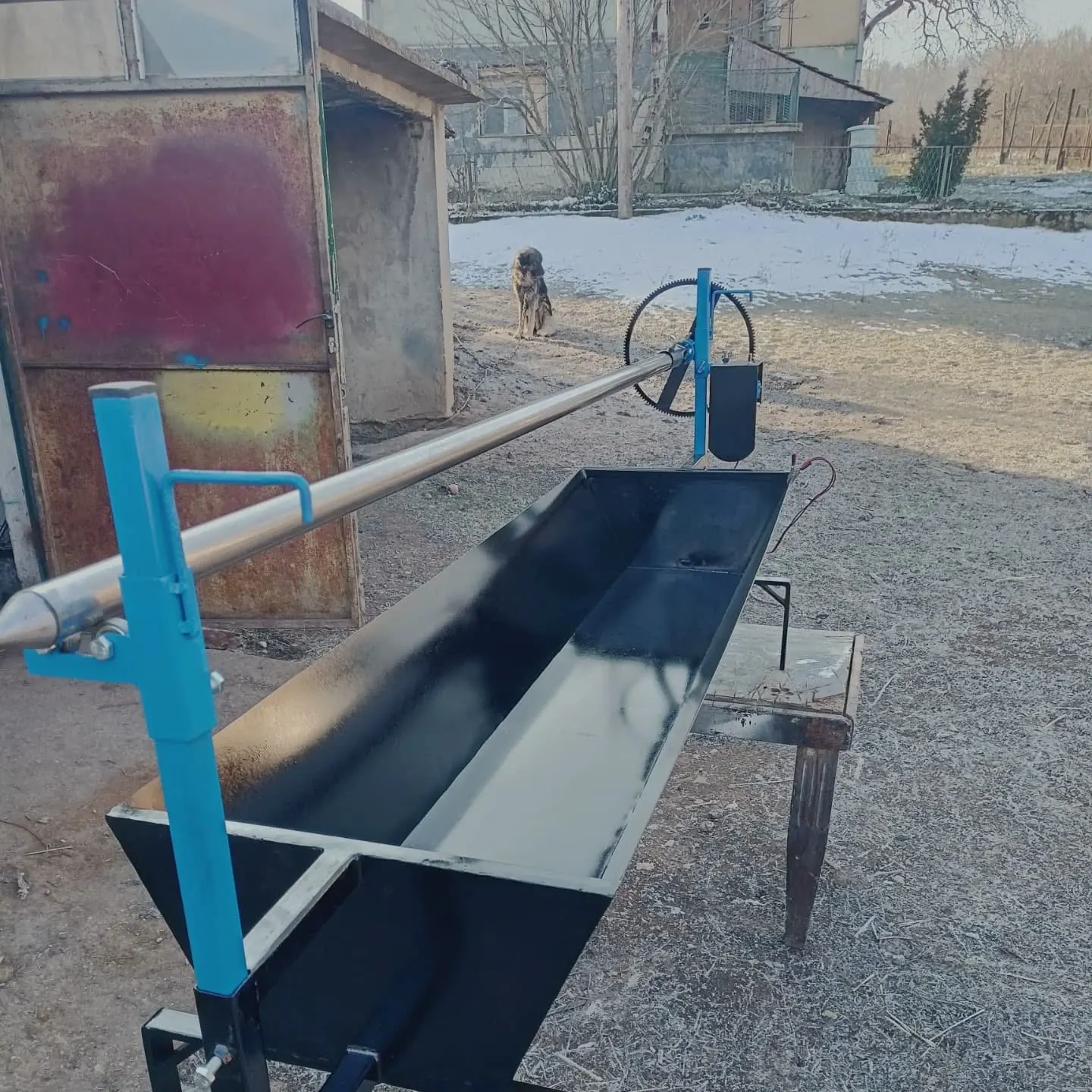 Mangalo za pod sa koritom za žar, ražnjem i točkom za visinu